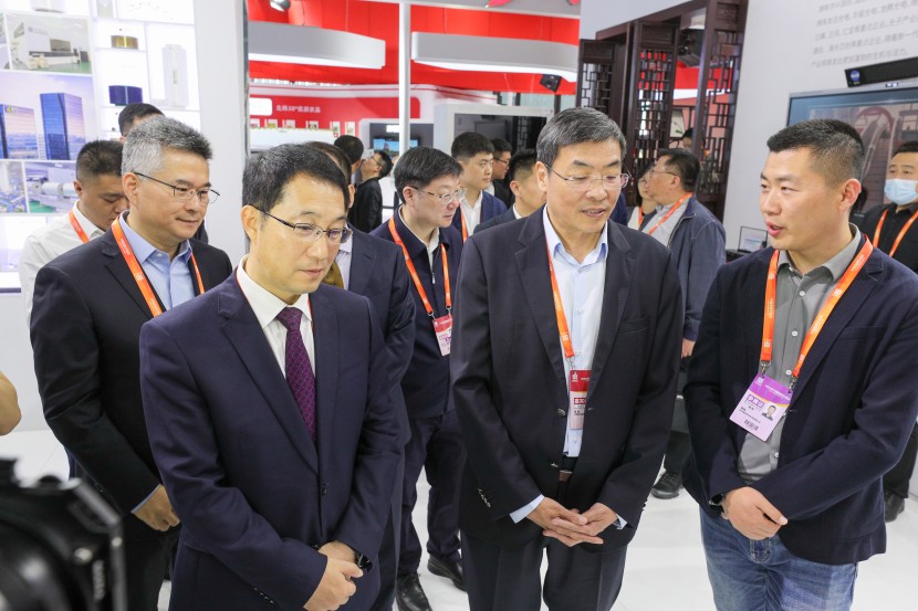 江蘇省委常委、常務副省長馬欣，蘇州市委副書記、市長吳慶文參觀清聽聲學展區